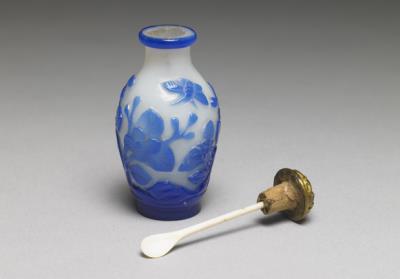 图片[3]-Blue-on-white glass overlay snuff bottle with a flower-and-butterfly design, Qianlong reign (1735-1796), Qing dynasty-China Archive
